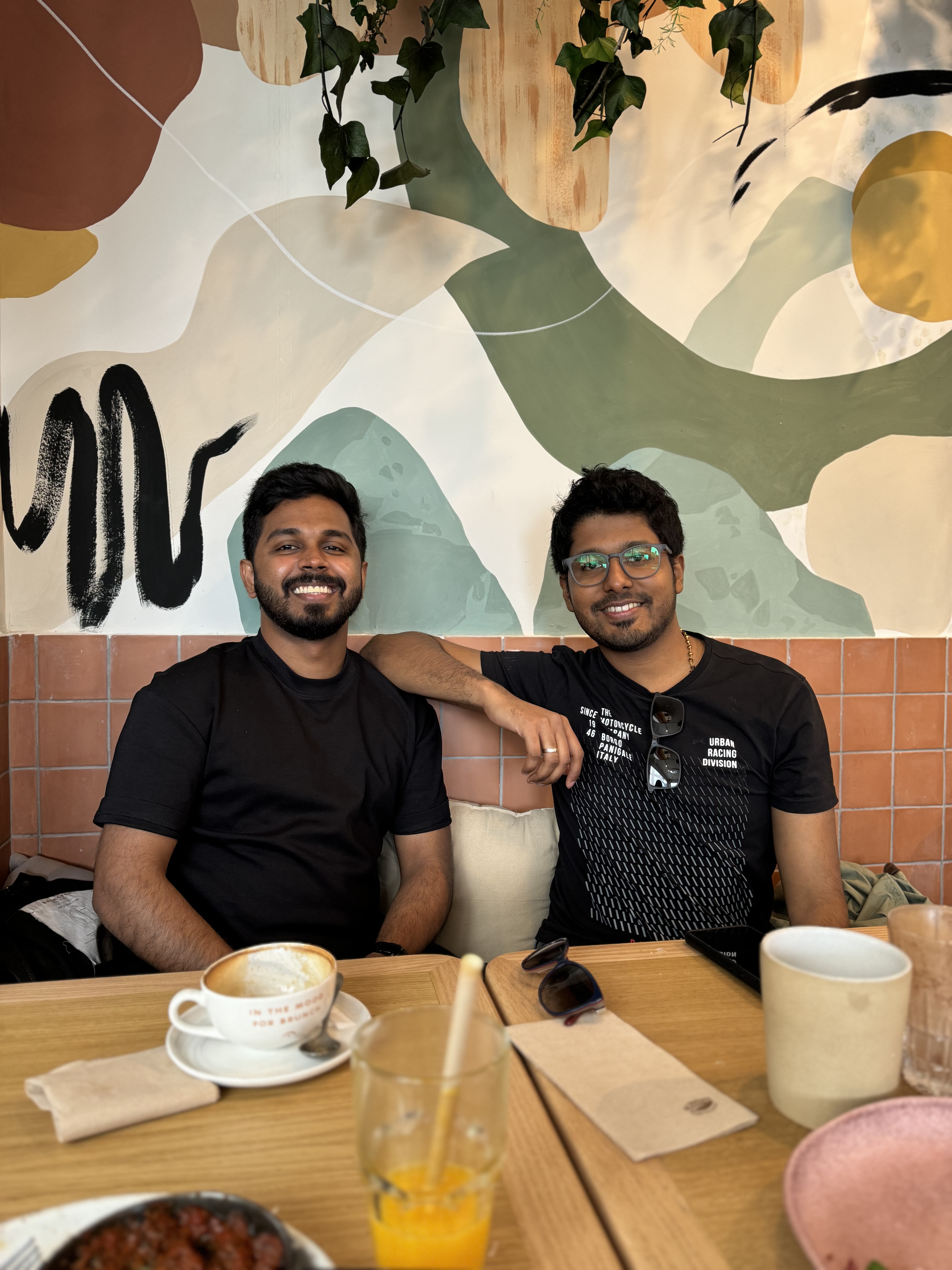 Friends enjoying coffee and brunch at a café in Barcelona before a day of sightseeing